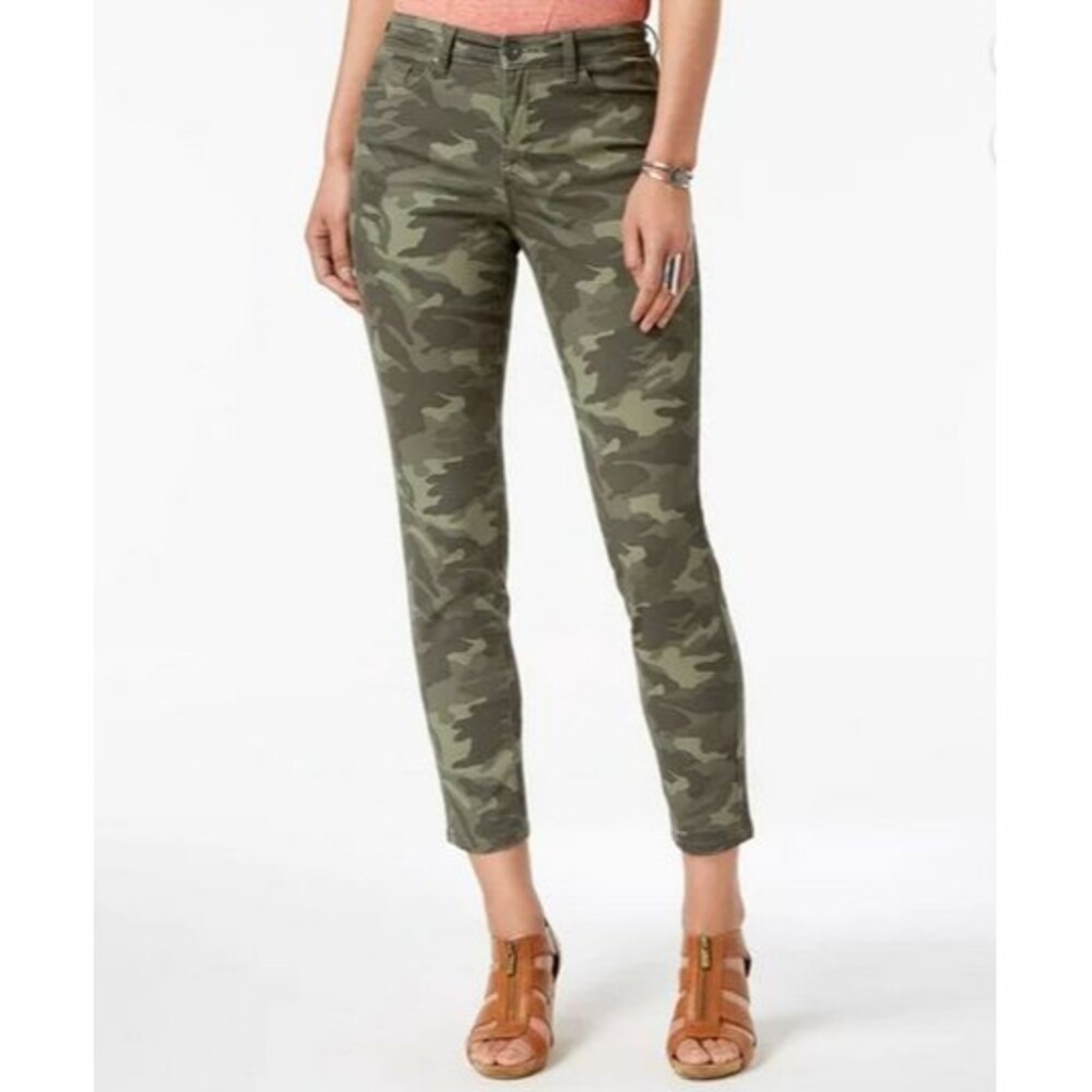 NWT Style & Co Curvy Skinny Leg Camo Jeans - Camo Fever-Size 4